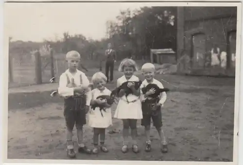 (F29167) Orig. Foto Kinder mit Zwerghühner auf dem Arm 1930