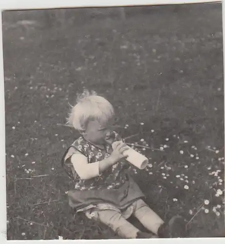 (F29160) Orig. Foto Kleinkind mit Fläschchen auf Wiese 1930
