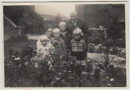 (F29159) Orig. Foto Personen im Garten 1930