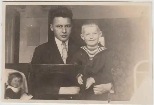 (F29158) Orig. Foto Mann mit Kind in Stube (Onkel und Neffe) 1930