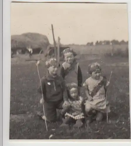 (F29157) Orig. Foto Kinder mit Kopfschmuck im Freien 1930