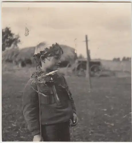 (F29154) Orig. Foto Kind mit Kopfschmuck im Freien 1930