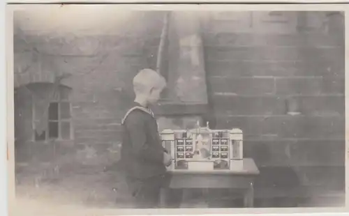 (F29152) Orig. Foto Junge mit Kaufmannsladen am Wohnhaus 1929