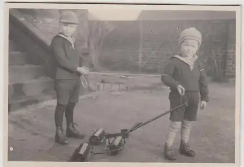 (F29151) Orig. Foto Jungs mit kleiner Walze am Wohnhaus 1929