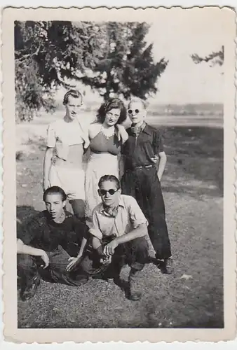 (F2915) Orig. Foto Coole Jungs posieren mit junger Dame, nach 1945