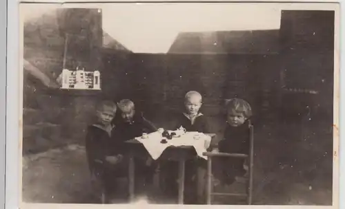 (F29145) Orig. Foto Kinder am Kaffeetisch vor dem Wohnhaus 1929
