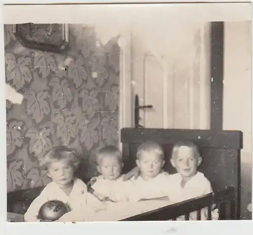 (F29142) Orig. Foto vier Kinder in einem Bett 1929