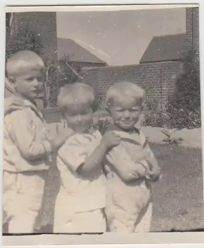 (F29139) Orig. Foto drei Kinder im Garten 1930