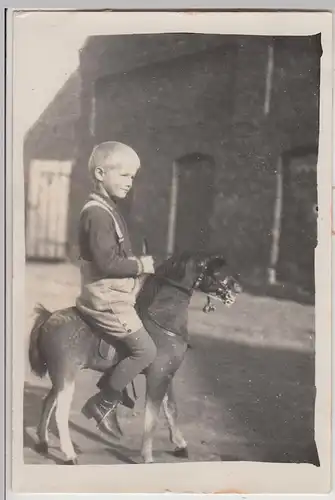 (F29138) Orig. Foto Junge sitzt auf einem kleinen Pferd 1930