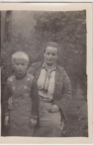 (F29136) Orig. Foto Mutter mit Sohn im Freien 1930
