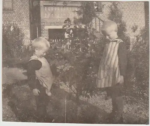 (F29133) Orig. Foto Kinder stehen im Garten in Wusterhausen, Dosse 1920er