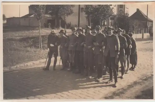 (F29123) Orig. Foto Schülerbrauch, Primaner ziehen rückwärts in den Ort 1941