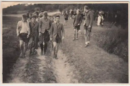 (F29117) Orig. Foto Schüler einer 5. u. 6. Klasse am Wald 1941