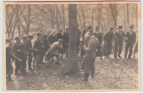 (F29110) Orig. Foto Schüler- Studentenbrauch >Herumwatzen m. Borke< 1941