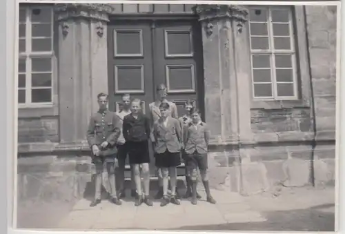 (F29109) Orig. Foto Roßleben, Jungs stehen vor Schule 1941/42