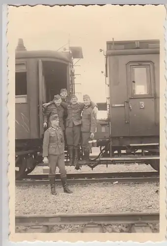 (F29092) Orig. Foto deutsche Soldaten am Eisenbahnwagen 1941