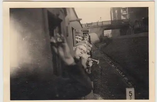 (F29091) Orig. Foto deutsche Soldaten im fahrenden Zug 1941