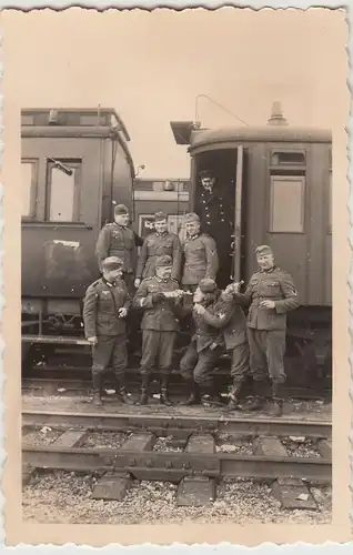 (F29089) Orig. Foto deutsche Soldaten am Eisenbahnwagen 1941