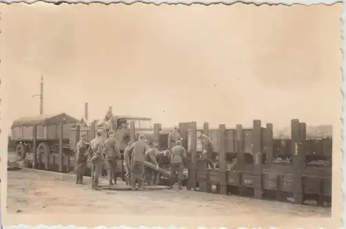 (F29084) Orig. Foto deutsche Soldaten verladen auf Eisenbahn 1940