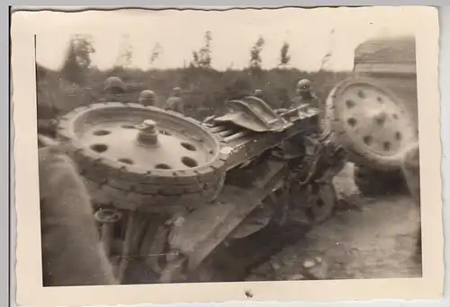 (F29074) Orig. Foto umgestürzte Militärtechnik in Frankreich 1940
