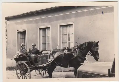 (F29067) Orig. Foto deutsche Soldaten auf Einspänner 1940