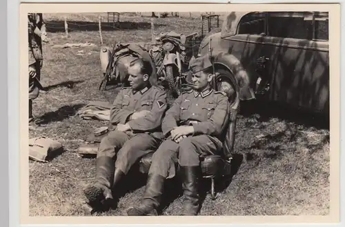(F29066) Orig. Foto deutsche Soldaten rasten am Pkw 1940
