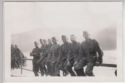 (F29038) Orig. Foto deutsche Soldaten a. Rheinufer b. Assmannshausen 1940