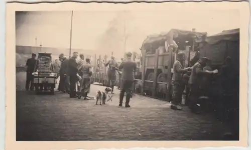 (F29035) Orig. Foto deutsche Soldaten verladen auf Eisenbahn 1940