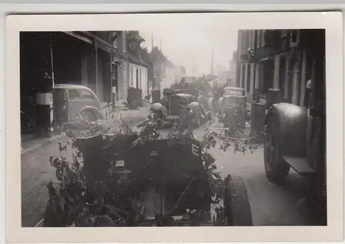 (F29033) Orig. Foto getarnte Militärfahrzeuge auf Straße 1940