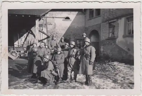 (F29024) Orig. Foto deutsche Soldaten auf einem Hinterhof 1939