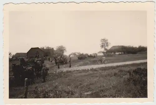 (F29019) Orig. Foto dt. Soldaten i. Frankreich 1940, Landschaft, Straße