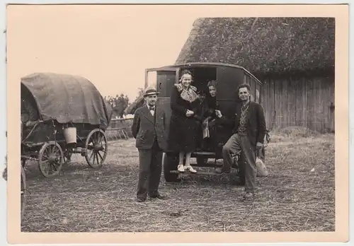 (F29013) Orig. Foto Frankreich 1940, Franzosen am Pkw a. Bauernhof