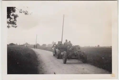(F29011) Orig. Foto Militär-Pkw m. Geschütz, Fahrt nach Frankreich 1940