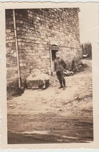 (F29009) Orig. Foto deutscher Soldat an einem Gebäude, Frankreich 1940