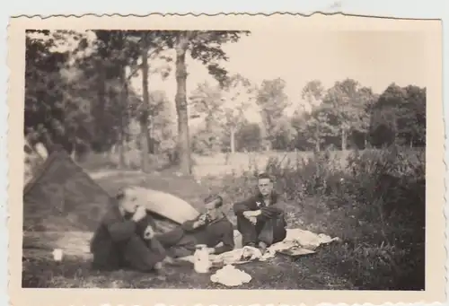 (F28989) Orig. Foto deutsche Soldaten mit Zelt auf Wiese 1939