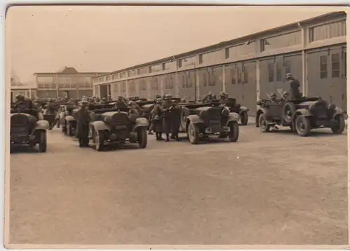 (F28950) Orig. Foto Kaserne Bielefeld, Autopark im Kaserenenhof 1939