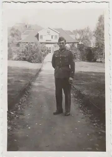 (F28945) Orig. Foto deutscher Soldat im Freien 1942