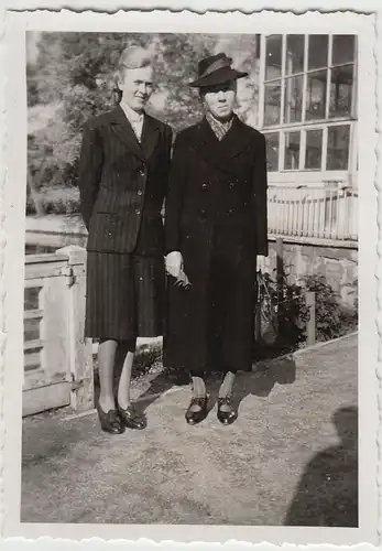 (F28943) Orig. Foto zwei Damen im Freien 1930er