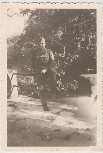 (F28934) Orig. Foto deutscher Soldat sitzt auf Geländer 1930/40er