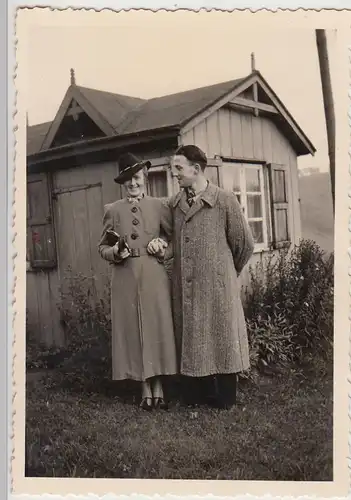 (F28933) Orig. Foto Paar an einer kleinen Laube 1930er