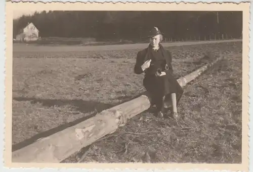 (F28925) Orig. Foto Frau sitzt im Freien 1938