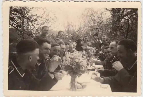 (F28923) Orig. Foto deutsche Soldaten beim Krapfenessen im Freien 1930/40er