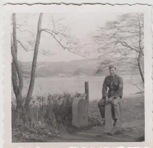 (F28916) Orig. Foto deutscher Soldat sitzt auf Stein am See 1940er