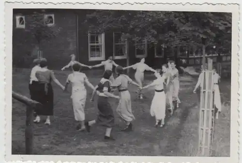 (F28907) Orig. Foto junge Frauen beim Ringelreih-Spiel 1930er