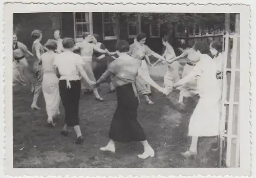 (F28905) Orig. Foto junge Frauen beim Ringelreih-Spiel 1930er