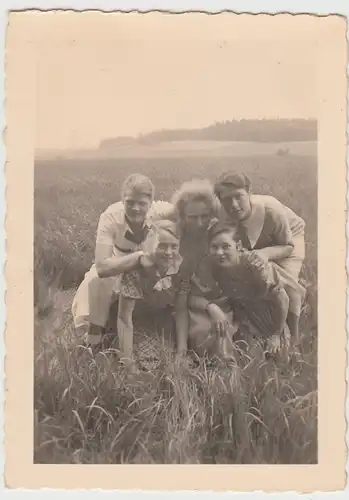 (F28901) Orig. Foto Mädchen auf der Wiese 1937