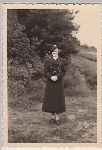 (F28898) Orig. Foto Wuppertal, Frau im Freien in Burgholz 1937