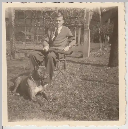 (F28887) Orig. Foto junger Mann mit Gewehr und Hund im Garten 1950er