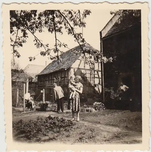 (F28886) Orig. Foto Personen mit Kleinkind im Garten 1950er