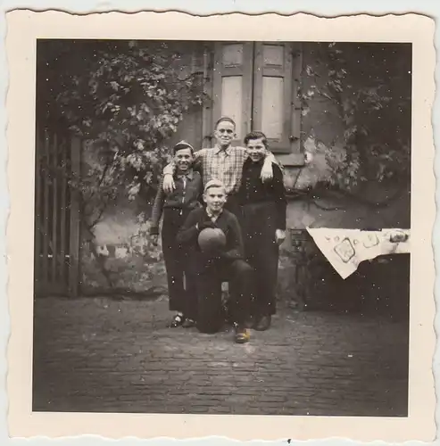 (F28885) Orig. Foto Jungs mit Ball am Haus 1950er
